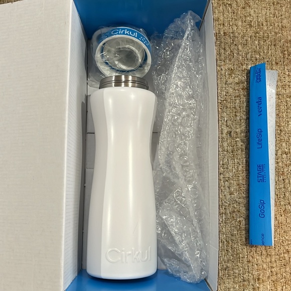 Insulated and Unused Cirkul Water bottle - Picture 6 of 6